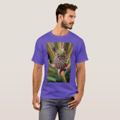 Jonge ananas groeit onder de tropische zon t-shirt (Voorkant volledig)