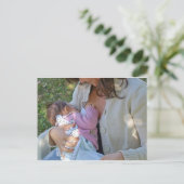  jonge brunette moeder die haar baby geeft briefkaart (Staand voorkant)