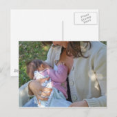  jonge brunette moeder die haar baby geeft briefkaart (Voorkant / Achterkant)