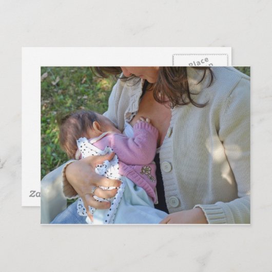  jonge brunette moeder die haar baby geeft briefkaart (Voorkant / Achterkant)