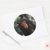 jonge chimpansee ronde sticker (Envelop)
