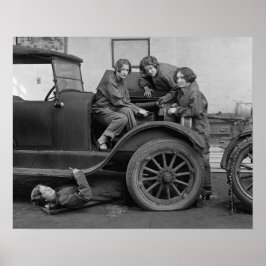 Jonge dame automonteurs, 1927. Oude foto Poster