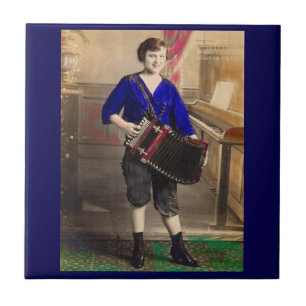 Jonge dame uit 1920, acordionist RPPC Tegeltje