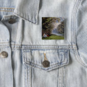 Jonge dames met een rivier vierkante button 5,1 cm (In situ)