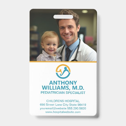 Jonge dokter die lachend kind vasthoudt badge (Voorzijde)