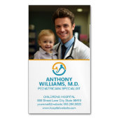 Jonge dokter die lachend kind vasthoudt magnetisch visitekaartje (Voorkant Verticaal)