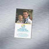 Jonge dokter die lachend kind vasthoudt magnetisch visitekaartje (Voorbeeld)