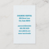 Jonge dokter die lachend kind vasthoudt visitekaartje (Achterkant)