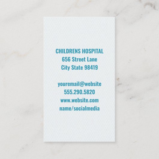 Jonge dokter die lachend kind vasthoudt visitekaartje (Achterkant)