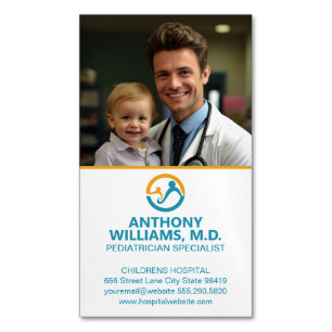 Jonge Dokter Holding Lachend Kind Magnetisch Visitekaartje