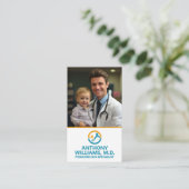 Jonge Dokter Holding Lachend Kind Visitekaartje (Staand voorkant)