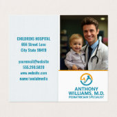 Jonge Dokter Holding Lachend Kind Visitekaartje (Buitenkant ongevouwen)