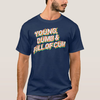 Jonge domme vol met 80s retro stijl typografische t-shirt