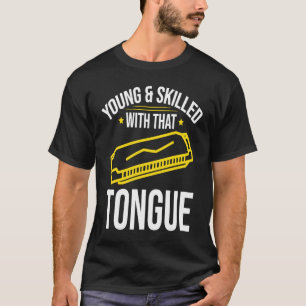 Jonge en bekwame mondharmonicaspeler t-shirt