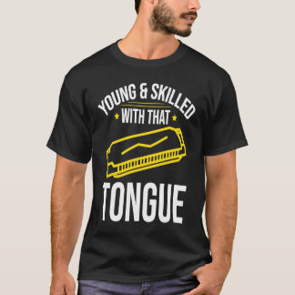 Jonge en bekwame mondharmonicaspeler t-shirt