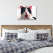 Jonge, gekke verraste kat die grote ogen trekt canvas afdruk (Insitu (Slaapkamer))
