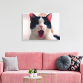 Jonge, gekke verraste kat die grote ogen trekt canvas afdruk (Insitu (Woonkamer))