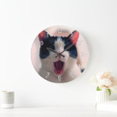 Jonge, gekke verraste kat die grote ogen trekt klok (Huis)