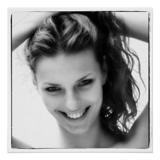 Jonge glimlachende vrouw perfect poster