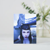 Jonge Gothic vrouw leunend suggestief bij Tower Briefkaart (Staand voorkant)
