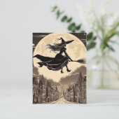Jonge Halloween heks rijden een bezem over de stad Briefkaart (Staand voorkant)