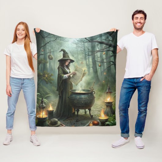 Jonge heks in mystiek bosritueel fleece deken (In situ)