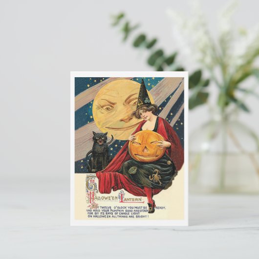 Jonge heksenvrouw houdt pompoen op volle maan briefkaart (Staand voorkant)