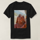 Jonge Himba-vrouw met hoofddeksels en decoraties T-shirt (Design voorkant)