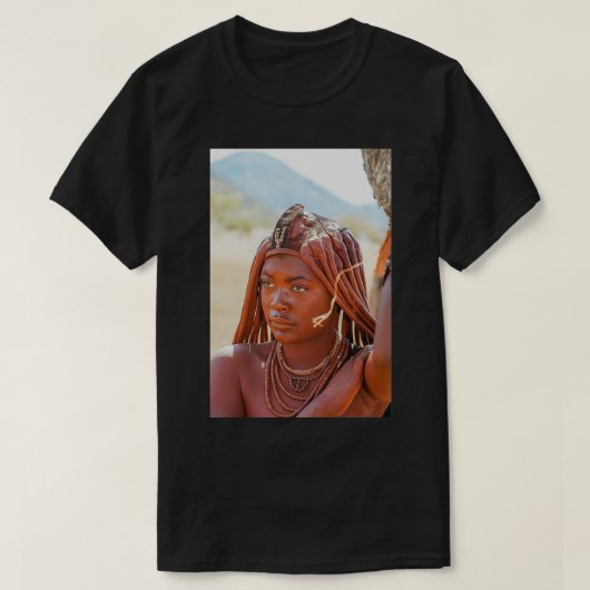 Jonge Himba-vrouw met hoofddeksels en decoraties T-shirt (Design voorkant)