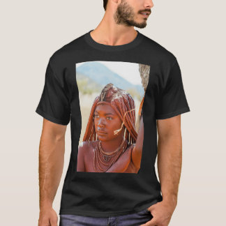 Jonge Himba-vrouw met hoofddeksels en decoraties T-shirt