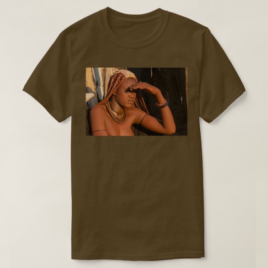 Jonge Himba-vrouw met hoofddeksels en decoraties T-shirt (Design voorkant)