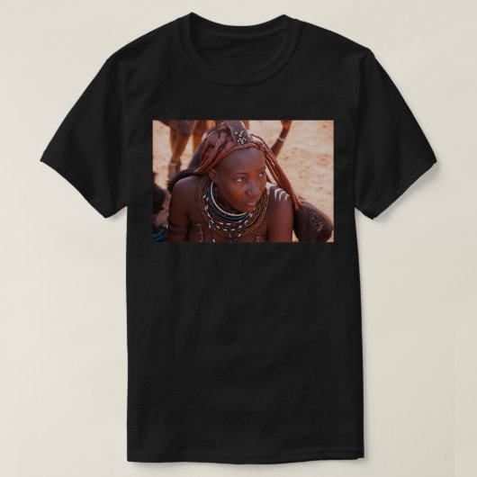Jonge Himba-vrouw met hoofddeksels en decoraties T-shirt (Design voorkant)