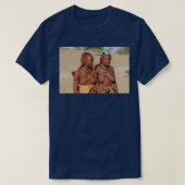 Jonge Himba-vrouwen dragen hoofddeksels en decorat T-shirt (Design voorkant)