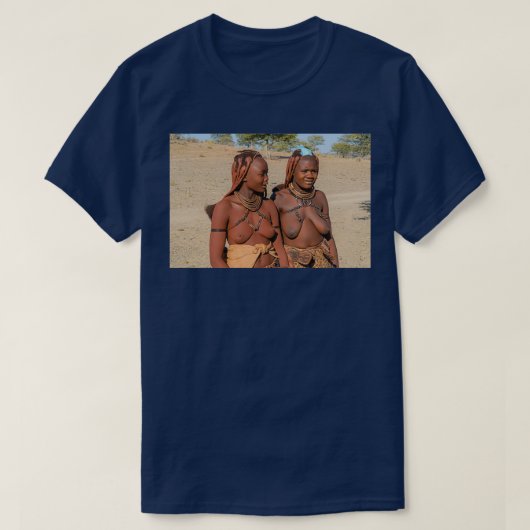 Jonge Himba-vrouwen dragen hoofddeksels en decorat T-shirt (Design voorkant)