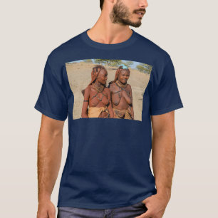 Jonge Himba-vrouwen dragen hoofddeksels en decorat T-shirt