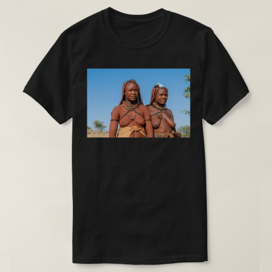 Jonge Himba-vrouwen dragen hoofddeksels en decorat T-shirt (Design voorkant)