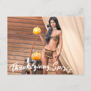 Jonge inheemse Amerikaan poserend tegen een houten Briefkaart