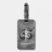 JONGE Instructeur Waterverf Meditation Pose Om Sig Bagagelabel (Achterkant verticaal)