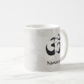 JONGE Instructeur Waterverf Meditation Pose Om Sig Koffiemok (Voorkant rechts)