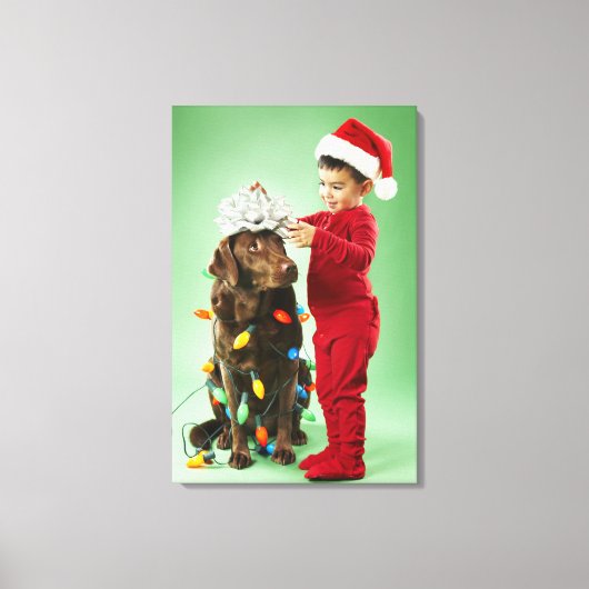 Jonge jongen die kerstverlichting rond een hond wi canvas afdruk (Voorkant)