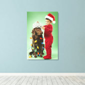 Jonge jongen die kerstverlichting rond een hond wi canvas afdruk (Insitu (Houten vloer))