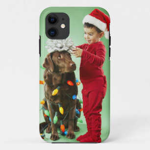 Jonge jongen die kerstverlichting rond een hond wi Case-Mate iPhone case