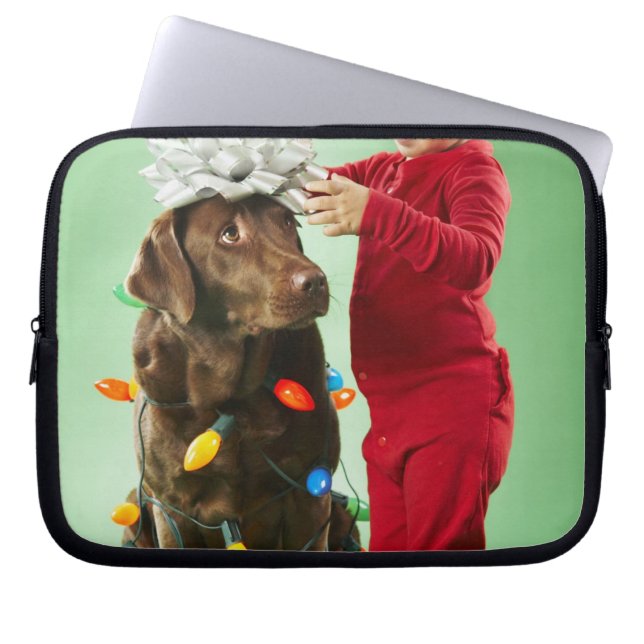 Jonge jongen die kerstverlichting rond een hond wi laptop sleeve (Voorkant)
