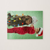 Jonge jongen die kerstverlichting rond een hond wi legpuzzel (Horizontaal)