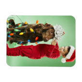 Jonge jongen die kerstverlichting rond een hond wi magneet (Horizontaal)