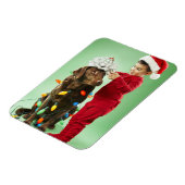 Jonge jongen die kerstverlichting rond een hond wi magneet (Linkerzijde)