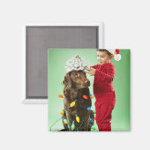 Jonge jongen die kerstverlichting rond een hond wi magneet (Voorkant / Achterkant)