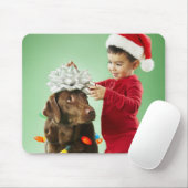 Jonge jongen die kerstverlichting rond een hond wi muismat (Met muis)