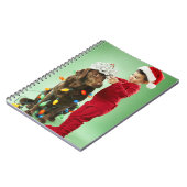 Jonge jongen die kerstverlichting rond een hond wi notitieboek (Linkerzijde)