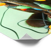 Jonge jongen die kerstverlichting rond een hond wi poster (Hoek)